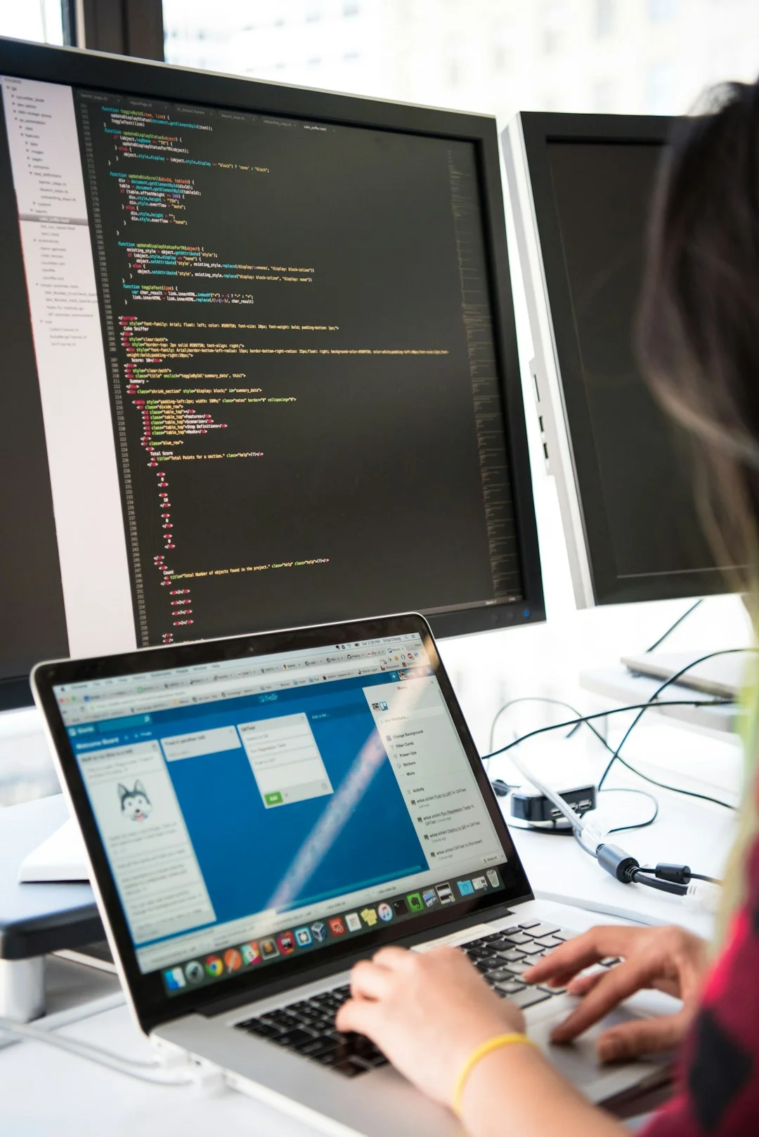 heros-img Bureau épuré avec un iMac, une lampe et de la papeterie, idéal pour les fonds d’écran liés à la tech.